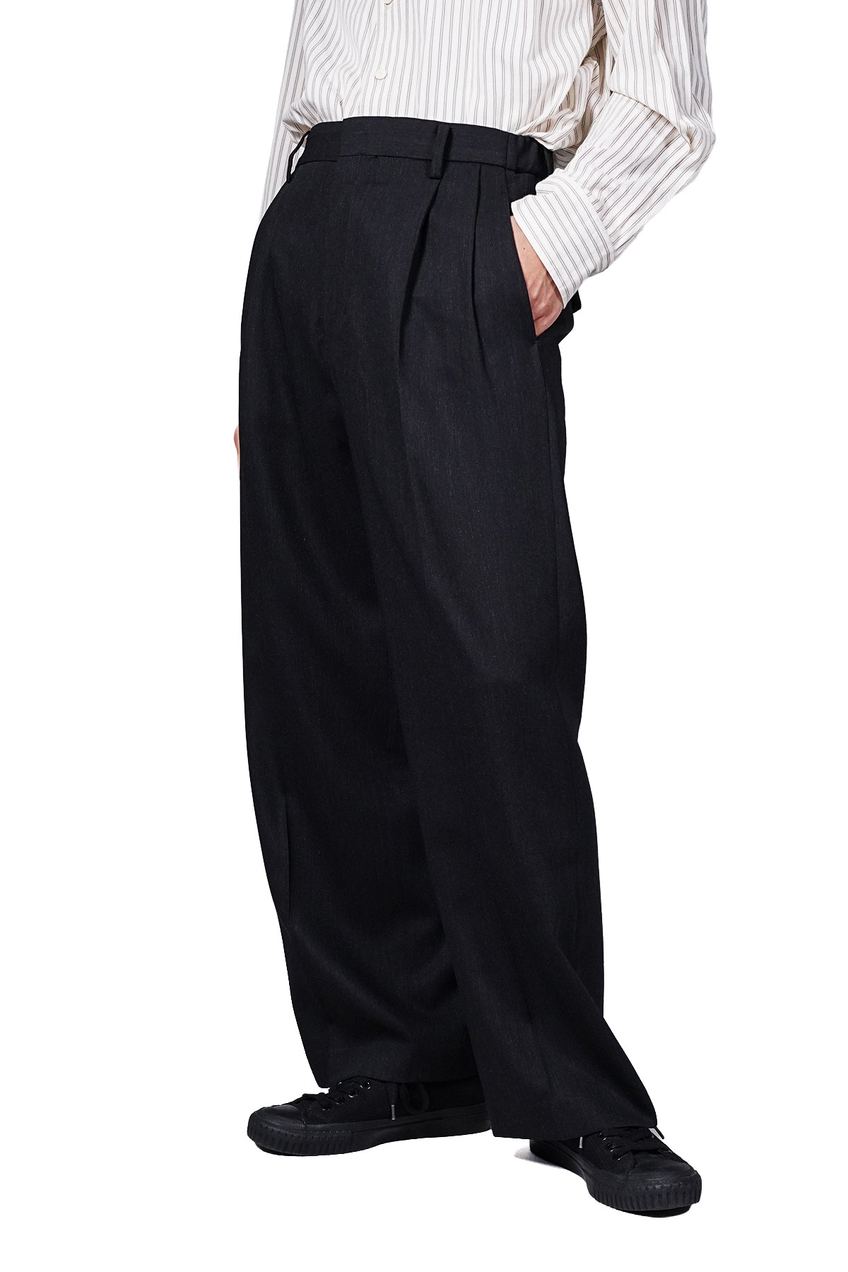 TWO-TUCKS WIDE TROUSERS