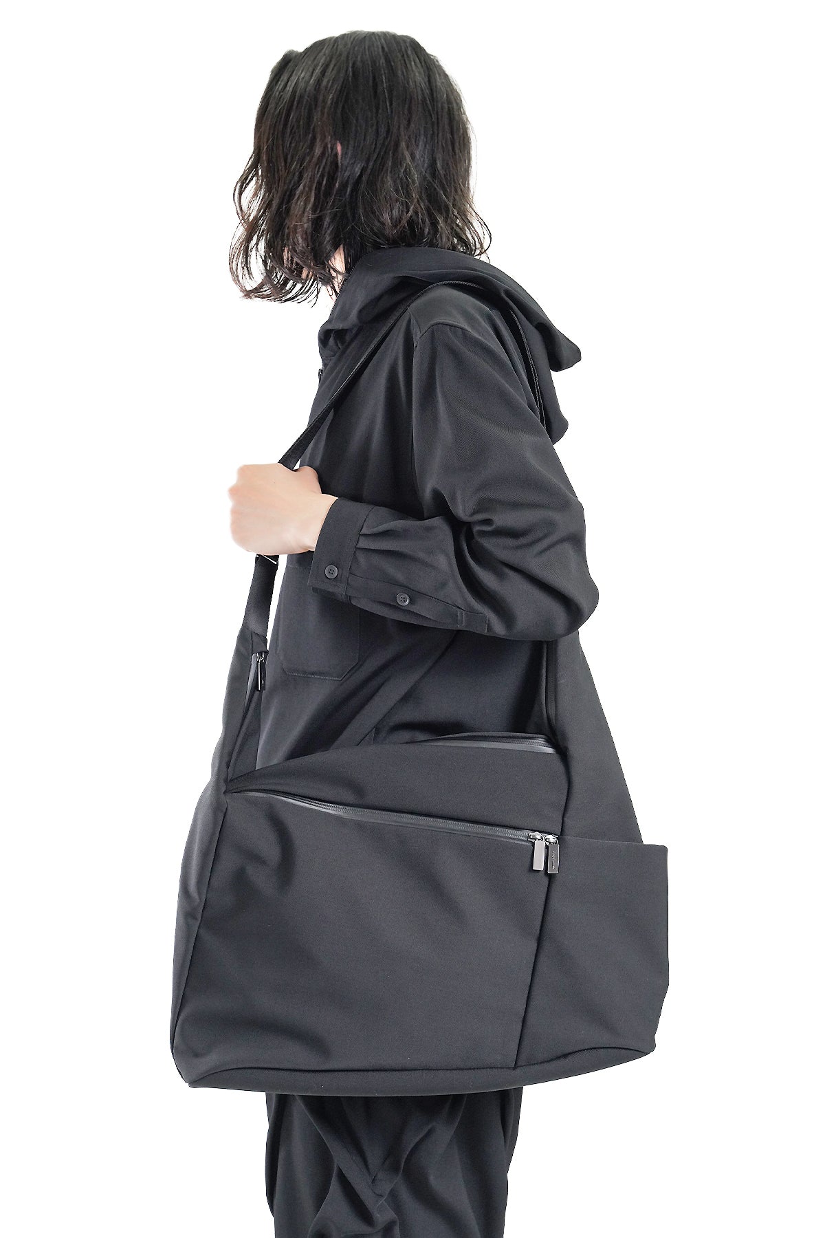 OBLIQUE FASTENER SHOULDER BAG
