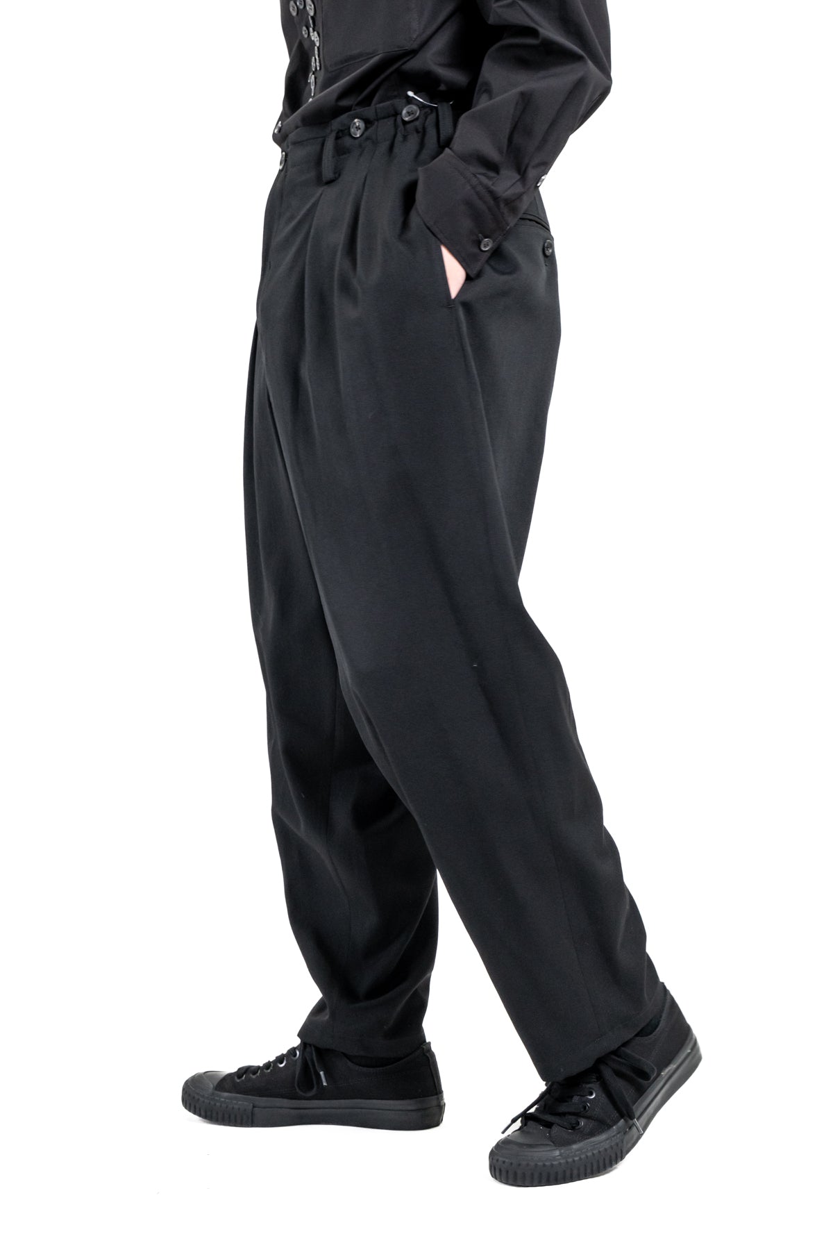 WOOL GABARDINE 2 TUCKS SUSPENDER PANTS – HUES ONLINE